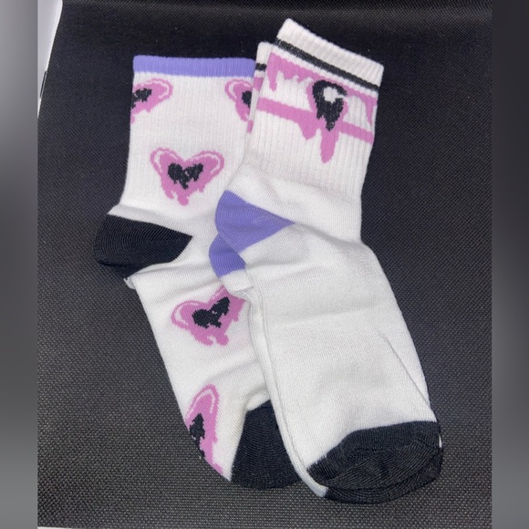 NIP 2 Pack White and Purple Heart Pattern Socks - Picture 1 of 3